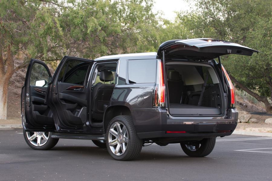  Cadillac Escalade 4WD Luxury 2015 года  (фото 2 из 42)